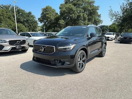 2025 Volvo XC40 B5 Core Bright Theme