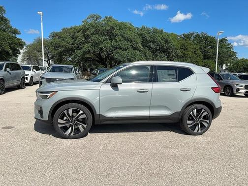 2025 Volvo XC40 B5 Ultra Bright Theme