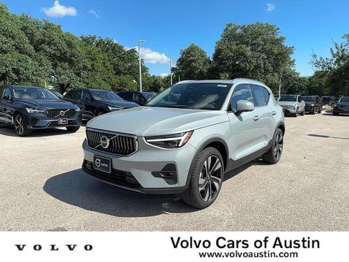 2025 Volvo XC40 B5 Ultra Bright Theme