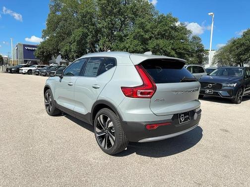 2025 Volvo XC40 B5 Ultra Bright Theme