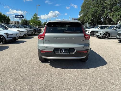 2025 Volvo XC40 B5 Ultra Bright Theme