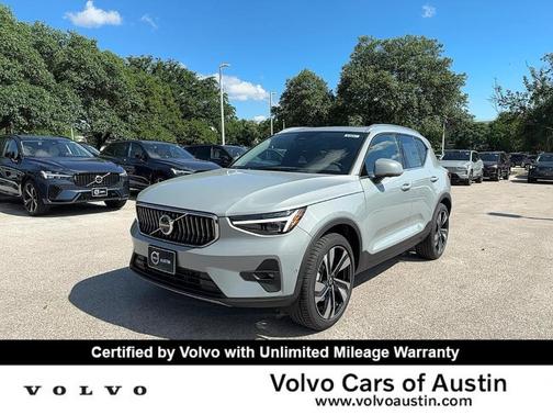 2025 Volvo XC40 B5 Ultra Bright Theme