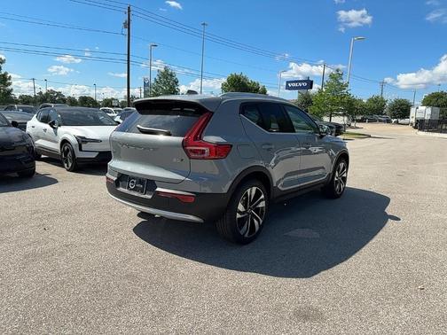 2025 Volvo XC40 B5 Ultra Bright Theme