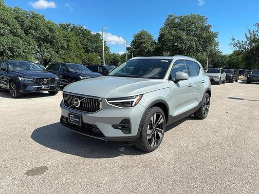 2025 Volvo XC40 B5 Ultra Bright Theme