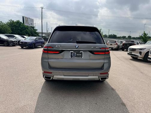 Gray Metallic 2026 BMW X7 xDrive40i