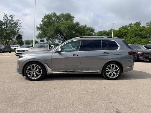 Gray Metallic 2026 BMW X7 xDrive40i
