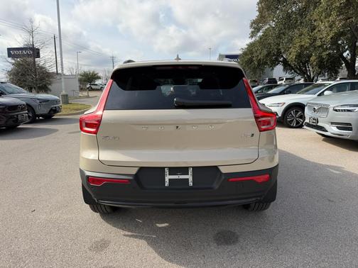 2026 Volvo XC40 B5 Plus