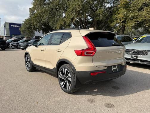 2026 Volvo XC40 B5 Plus