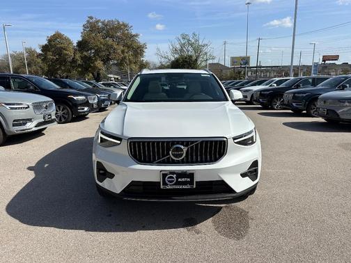 2025 Volvo XC40 B5 Plus Bright Theme