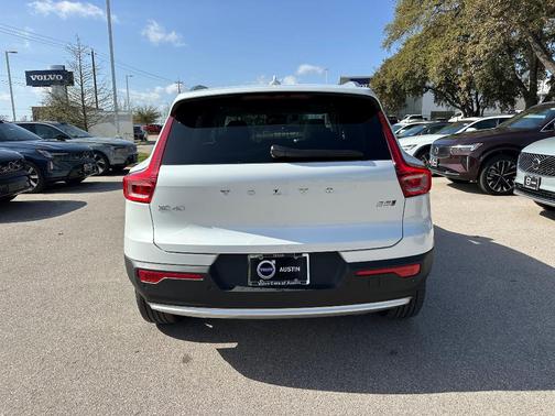 2025 Volvo XC40 B5 Plus Bright Theme