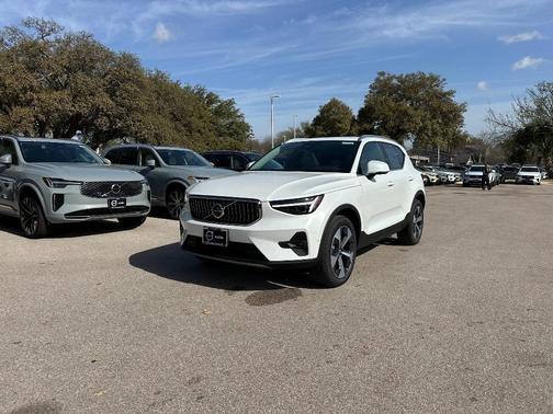 2025 Volvo XC40 B5 Plus Bright Theme