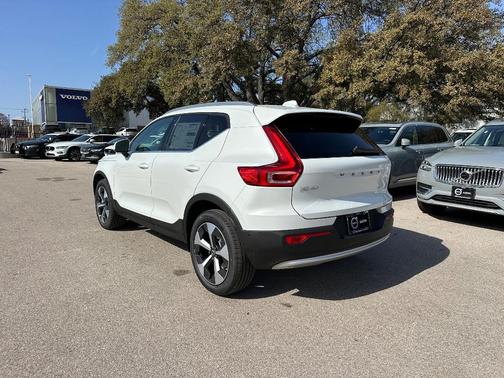 2025 Volvo XC40 B5 Plus Bright Theme