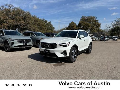 2025 Volvo XC40 B5 Plus Bright Theme