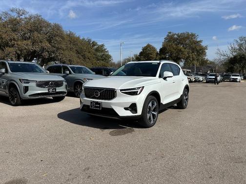 2025 Volvo XC40 B5 Plus Bright Theme