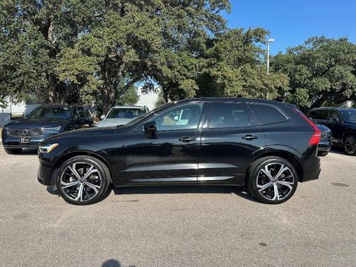 2023 Volvo XC60 B5 Ultimate Dark Theme