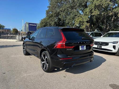 2023 Volvo XC60 B5 Ultimate Dark Theme