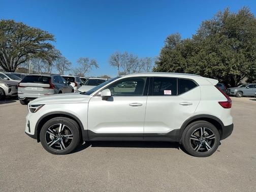 2023 Volvo XC40 B4 Plus Bright Theme