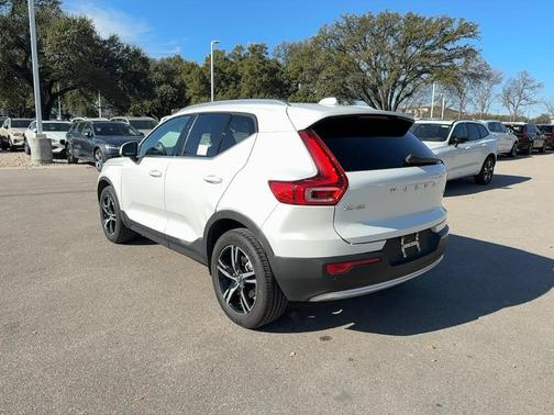 2023 Volvo XC40 B4 Plus Bright Theme