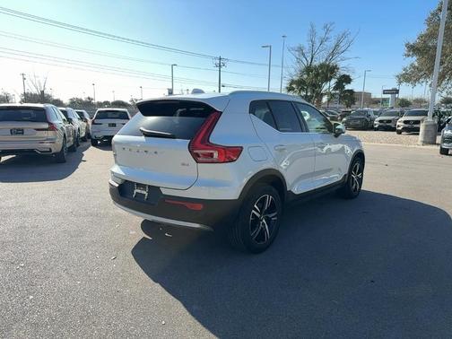 2023 Volvo XC40 B4 Plus Bright Theme