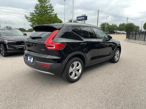 2021 Volvo XC40 T5 Momentum