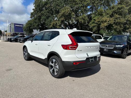 2025 Volvo XC40 B5 Plus Dark Theme