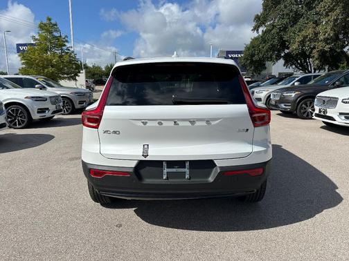 2025 Volvo XC40 B5 Plus Dark Theme