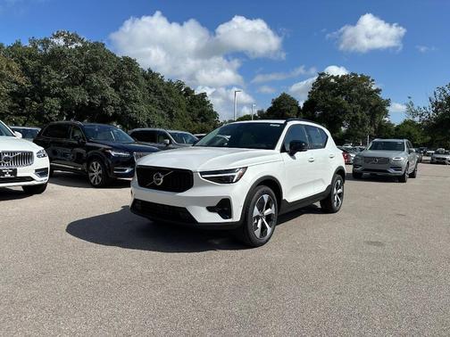 2025 Volvo XC40 B5 Plus Dark Theme