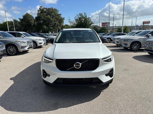 2025 Volvo XC40 B5 Plus Dark Theme