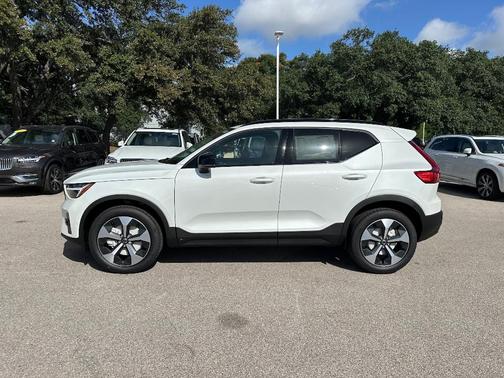 2025 Volvo XC40 B5 Plus Dark Theme