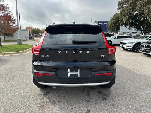 2025 Volvo XC40 B5 Plus Bright Theme