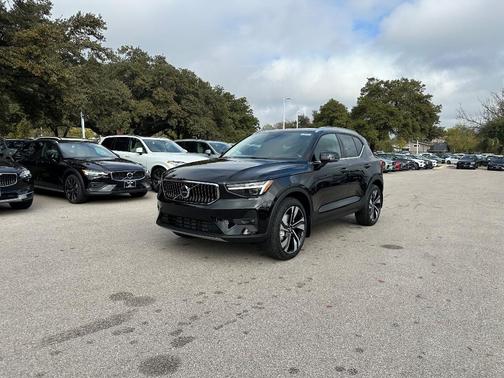 2025 Volvo XC40 B5 Plus Bright Theme