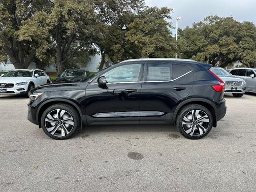 2025 Volvo XC40 B5 Plus Bright Theme