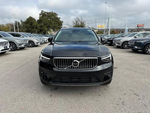 2025 Volvo XC40 B5 Plus Bright Theme