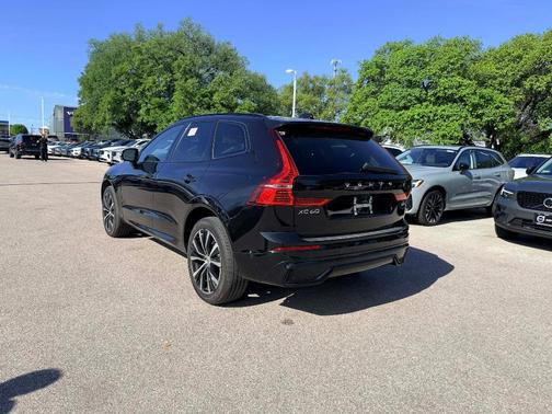 2023 Volvo XC60 B5 Plus Dark Theme