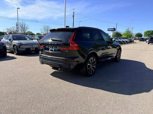 2023 Volvo XC60 B5 Plus Dark Theme
