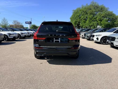 2023 Volvo XC60 B5 Plus Dark Theme