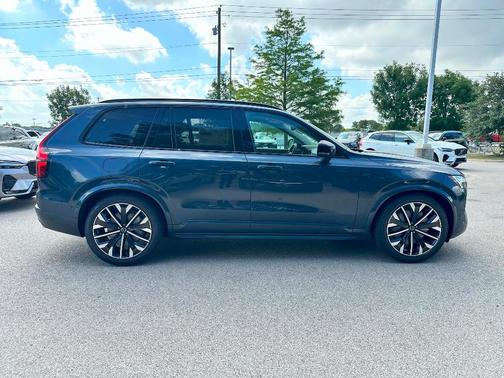 2026 Volvo XC90 B6 Ultra Dark Theme 7-Seater