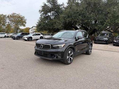 2025 Volvo XC40 B5 Plus Bright Theme