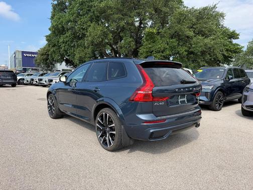 Onyx Black 2024 Volvo XC60 B5 Ultimate Dark Theme