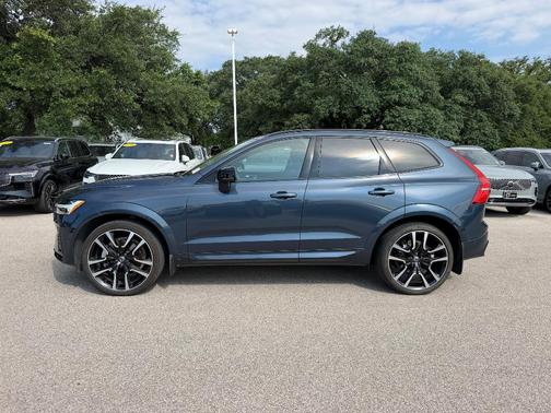 Onyx Black 2024 Volvo XC60 B5 Ultimate Dark Theme