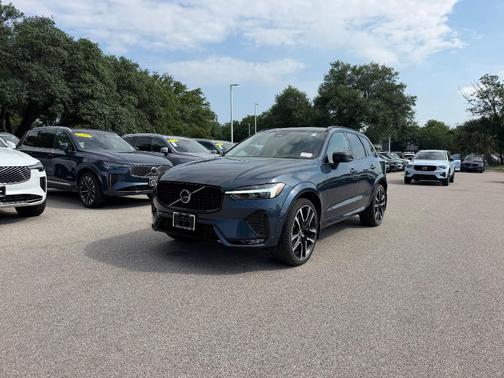Onyx Black 2024 Volvo XC60 B5 Ultimate Dark Theme