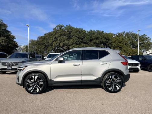 2025 Volvo XC40 B5 Plus Bright Theme