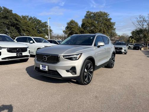 2025 Volvo XC40 B5 Plus Bright Theme