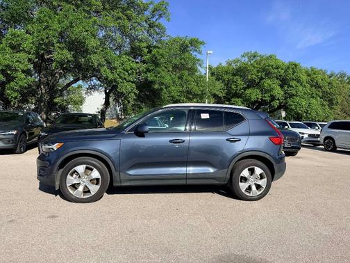 Denim Blue 2022 Volvo XC40 T5 Momentum