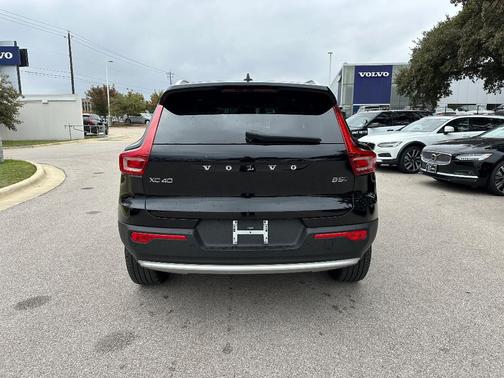 2025 Volvo XC40 B5 Ultra Bright Theme