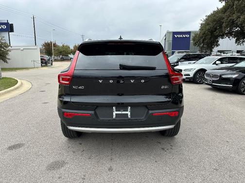 2025 Volvo XC40 B5 Ultra Bright Theme