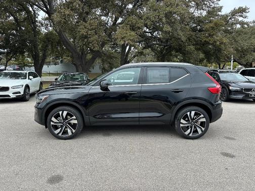 2025 Volvo XC40 B5 Ultra Bright Theme