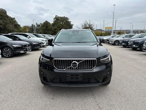 2025 Volvo XC40 B5 Ultra Bright Theme