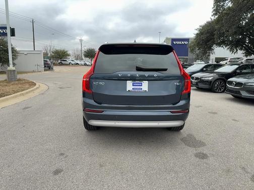 2022 Volvo XC90 T6 Momentum 7 Passenger