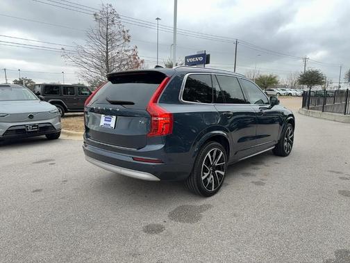 2022 Volvo XC90 T6 Momentum 7 Passenger